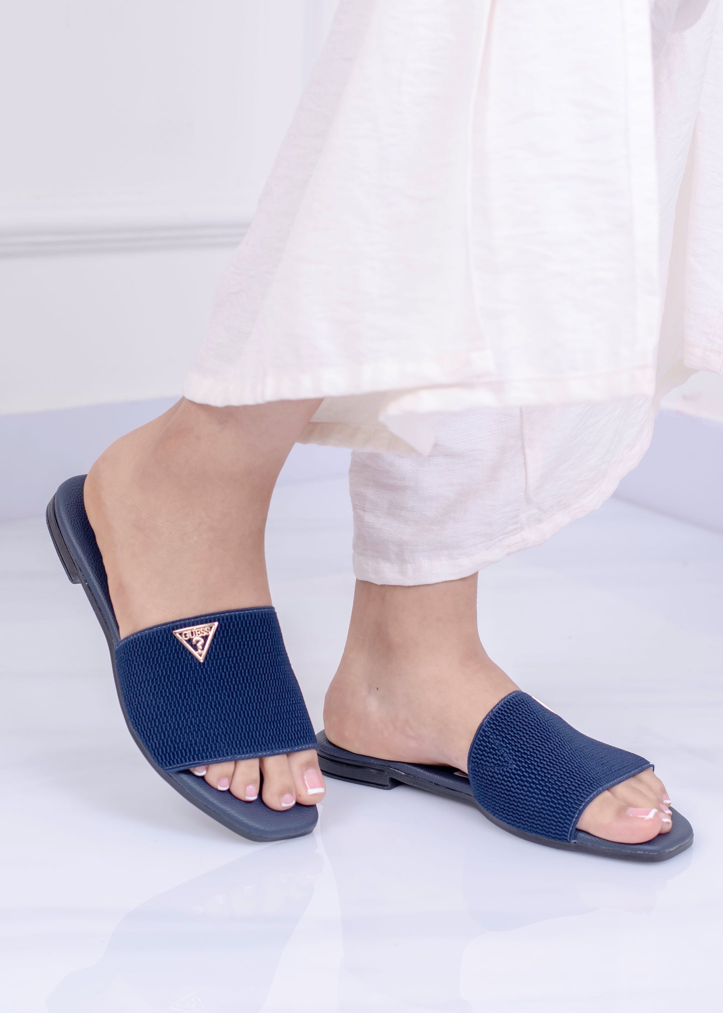 Sandalia Plana con Aplique Dorado | LP25