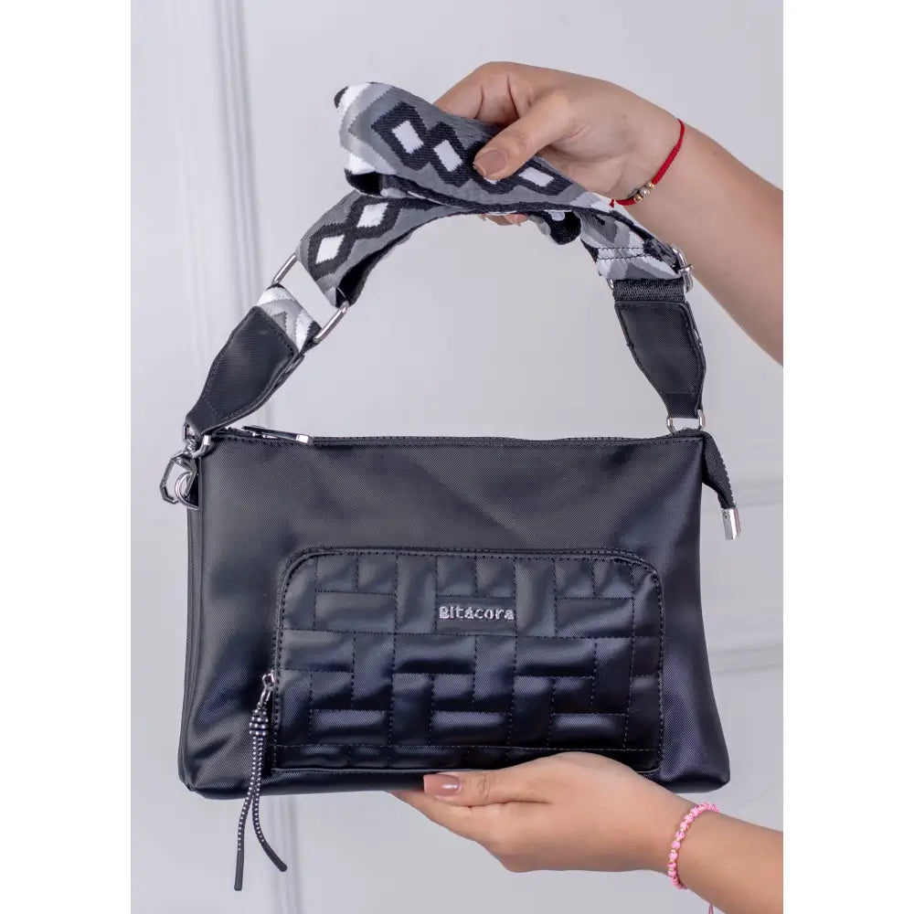 Bolso mediano Bitácora - Correa tejida y bolsillo acolchado frontal | B2223 - Negro