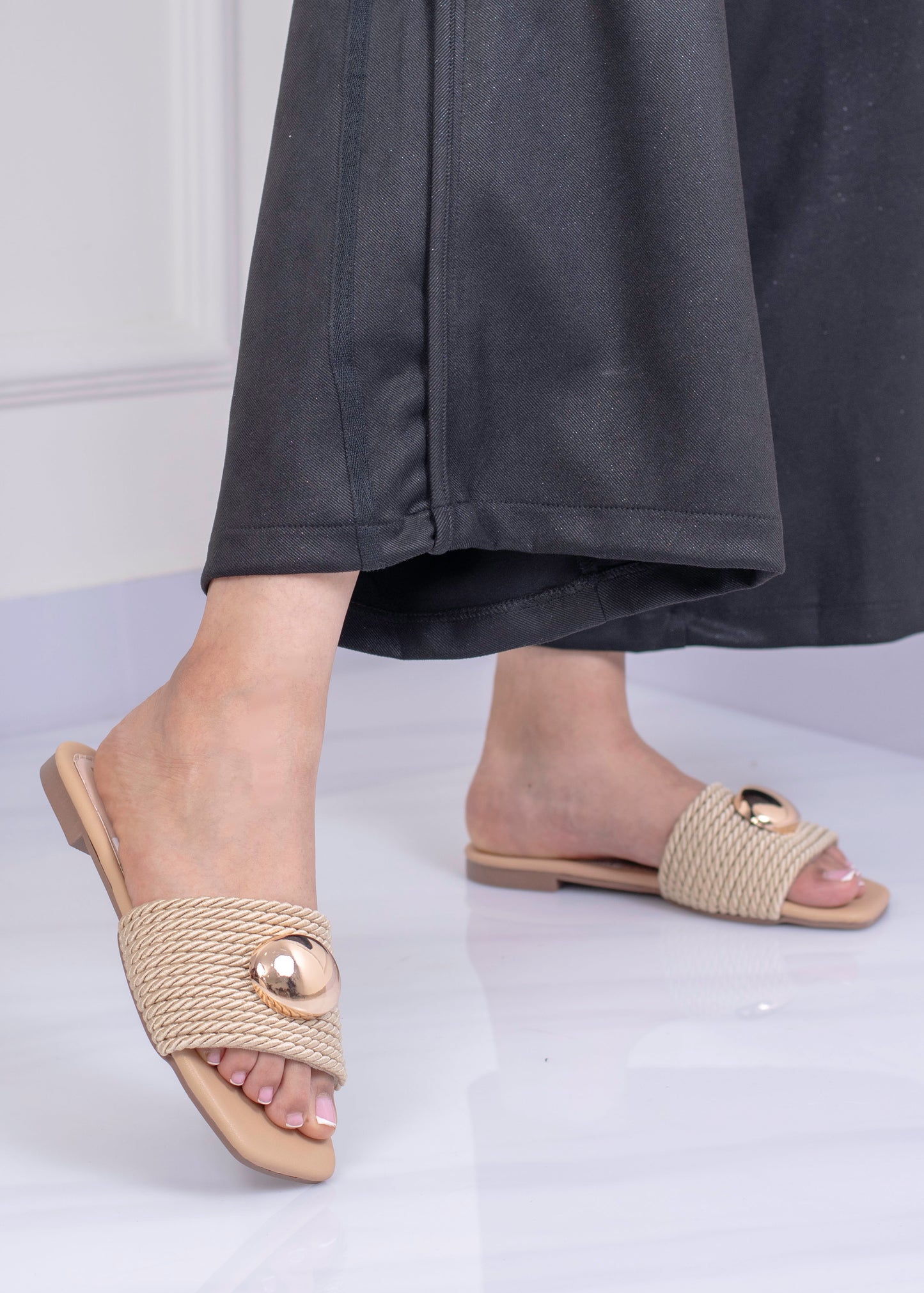 Sandalia Plana con Aplique Dorado | SY1666