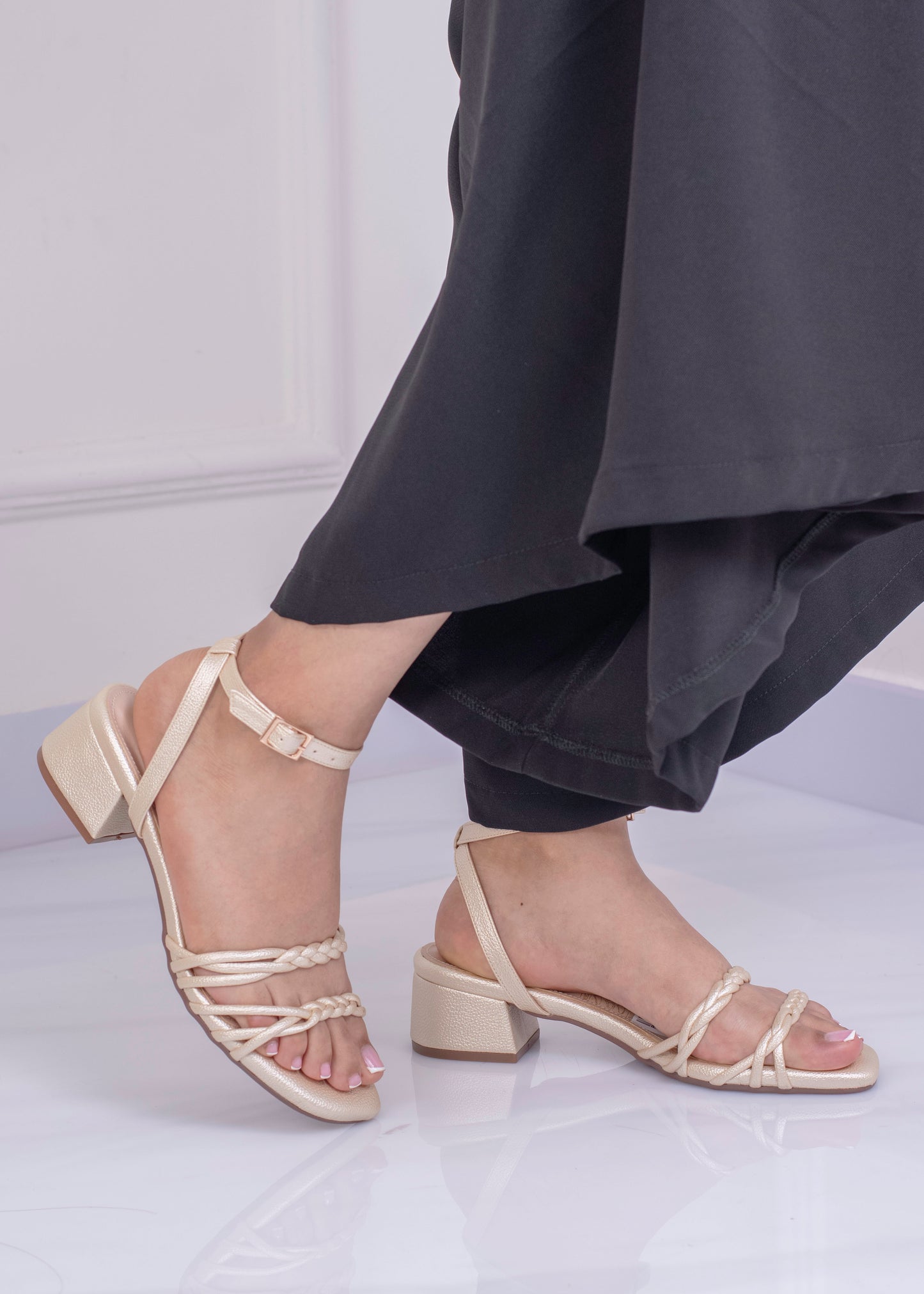 Tacón con Tiras Trenzadas y Estilo Atemporal | PG1317