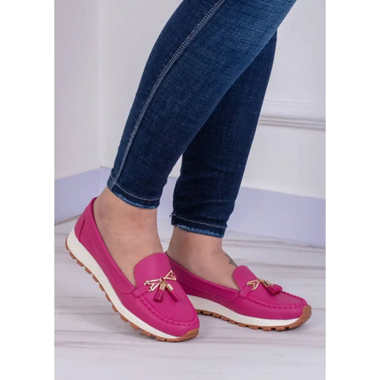 Mocasín de Cuero ME825 en magenta con detalles elegantes en dorado
