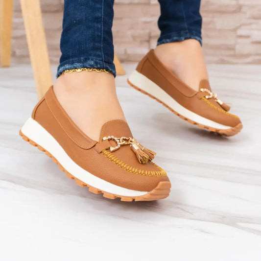 Mocasín Liso para Mujer ME725 con loafers de cuero marrón y suelas blancas