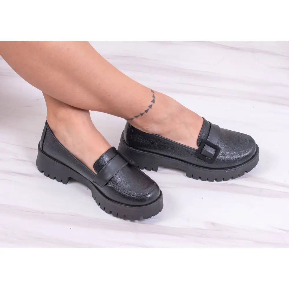 Mocasín Lolita para Mujer CG3000 con plataforma de cuero negro elegante