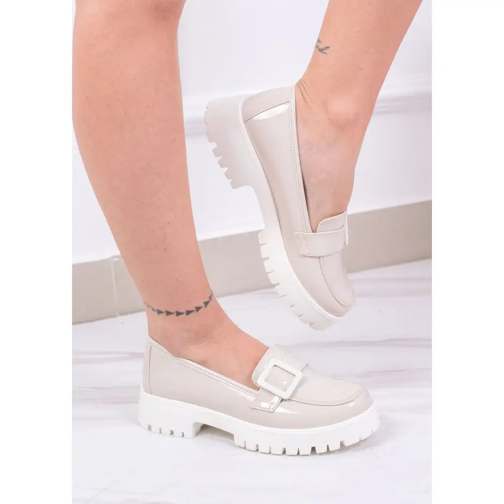 Mocasin Lolita para Mujer CG3000 en color beige con suela de goma y brillante