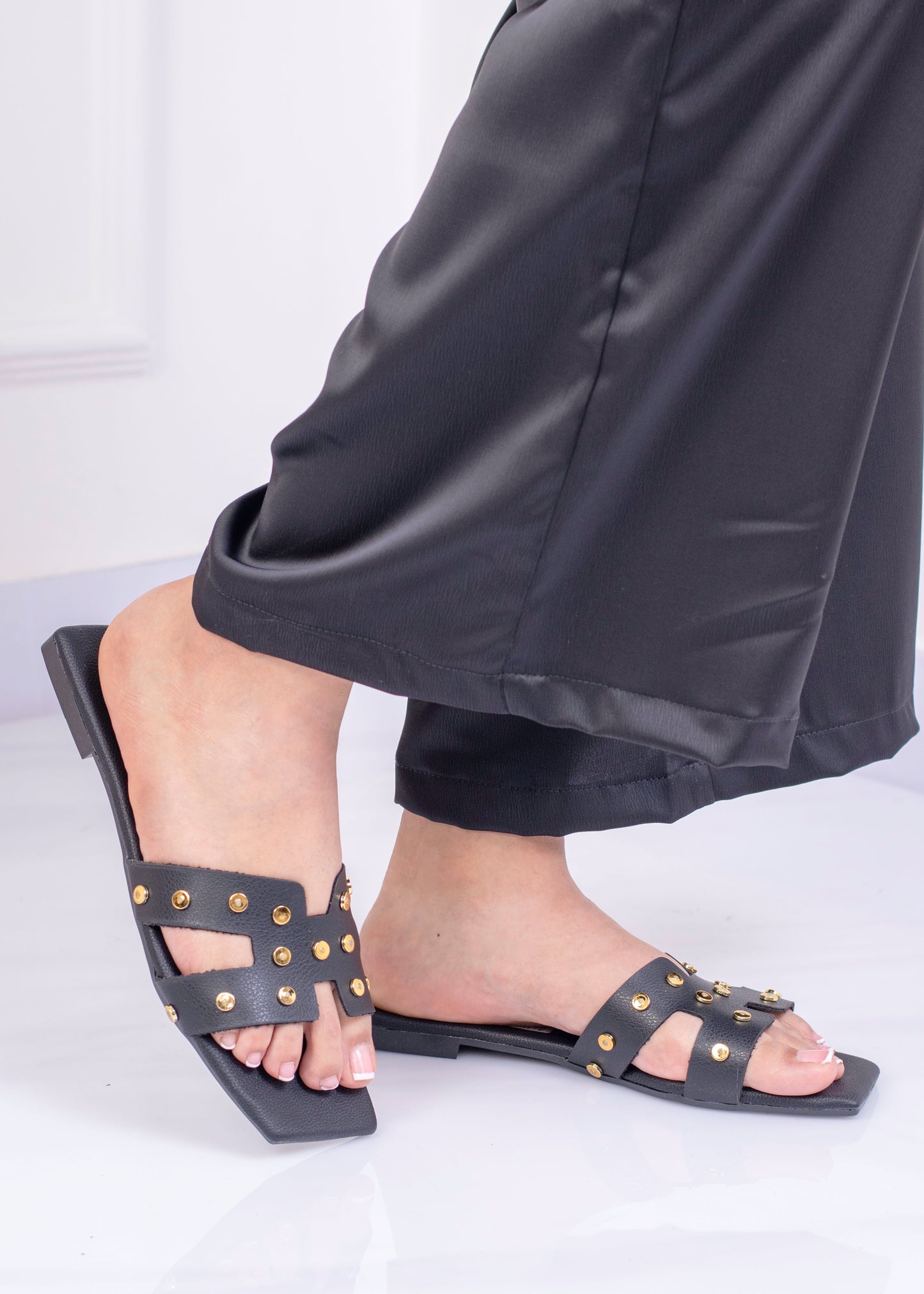 Sandalia plana con taches dorados | Ref. LP34