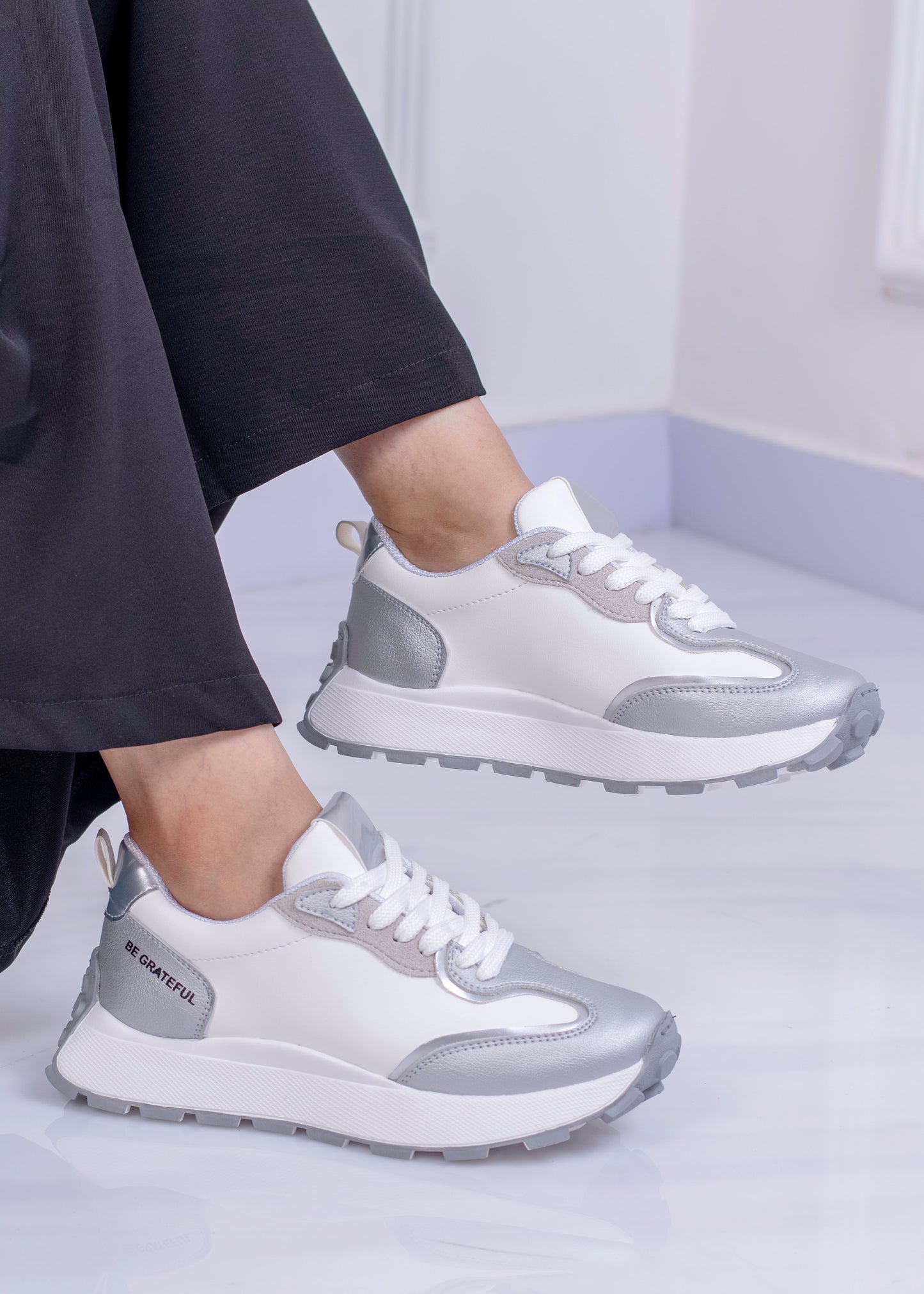 Tenis deportivos con estilo metálico | ED105