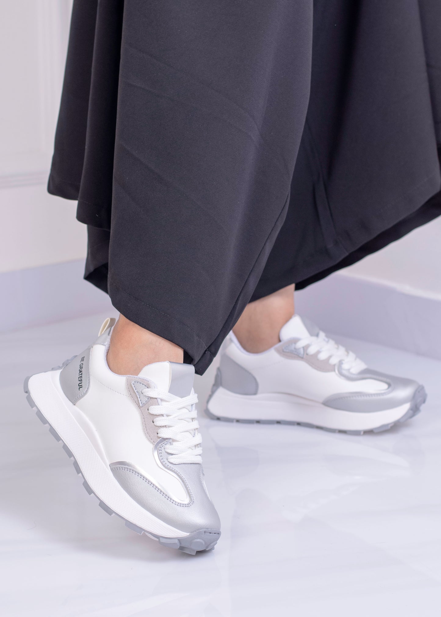 Tenis deportivos con estilo metálico | ED105