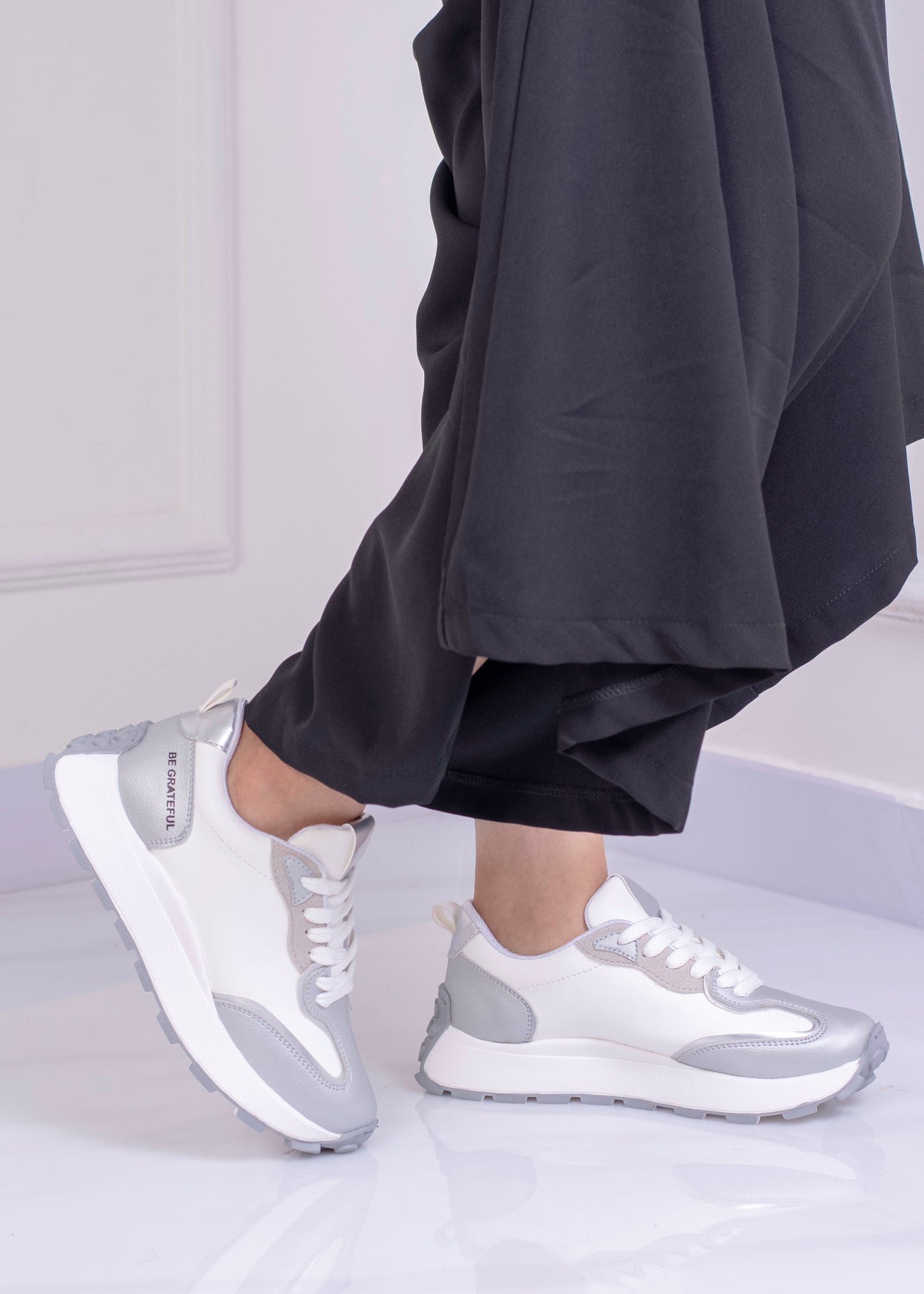 Tenis deportivos con estilo metálico | ED105