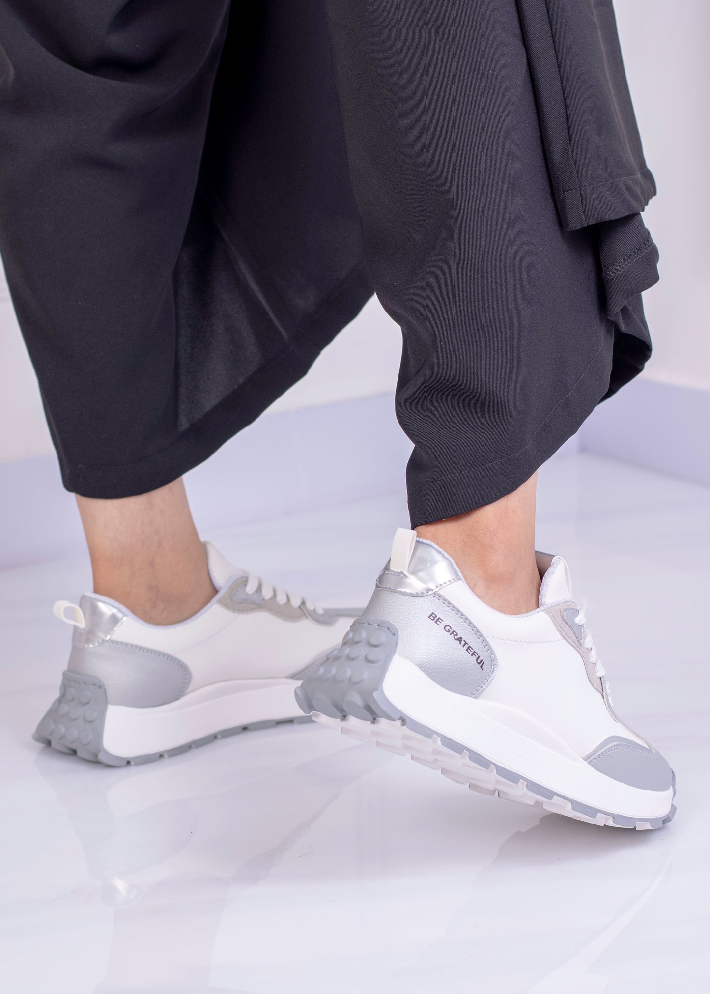 Tenis deportivos con estilo metálico | ED105