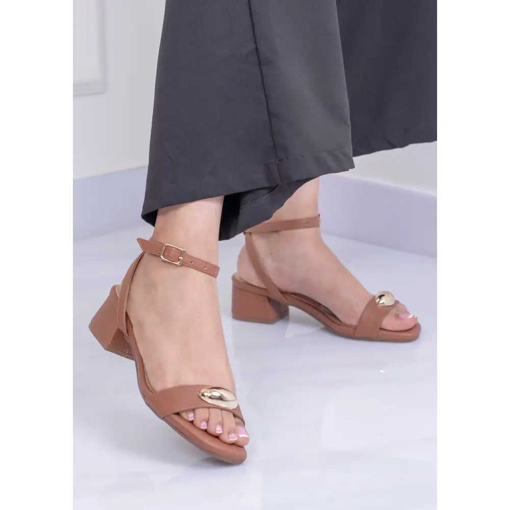 Sandalia con Tacón Elegante y Detalle Dorado | PG1314 - Miel / 35 - Tacon