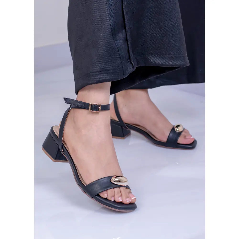 Sandalia con Tacón Elegante y Detalle Dorado | PG1314 - Negro / 35 - Tacon