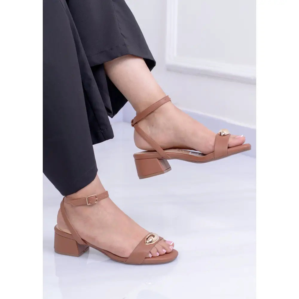 Sandalia con Tacón Elegante y Detalle Dorado | PG1314 - Tacon