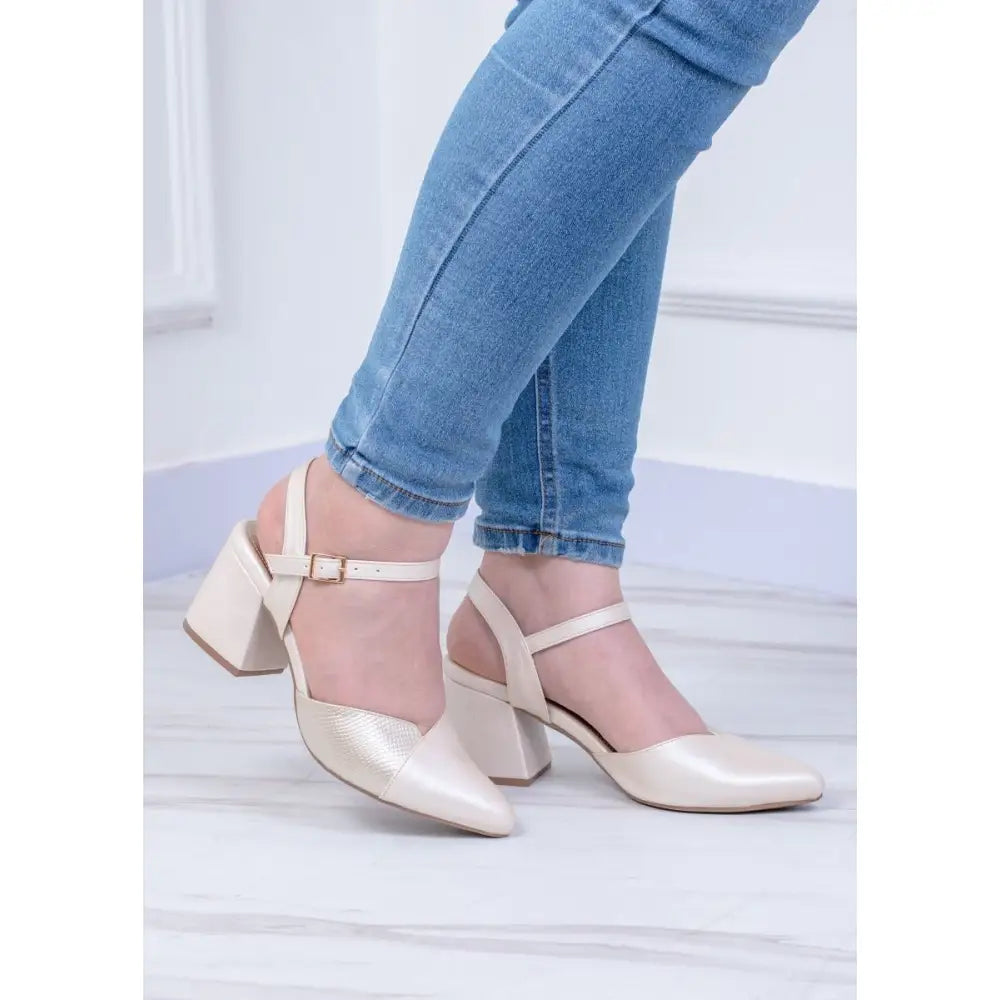 Sandalia de Tacón Bloque CM235 Beige, elegante y cómoda con tira al tobillo
