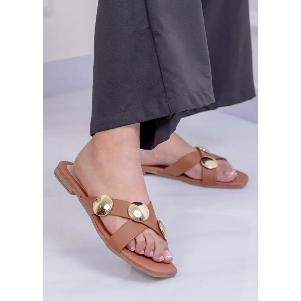 Sandalia Plana con Apliques Dorados | LP59