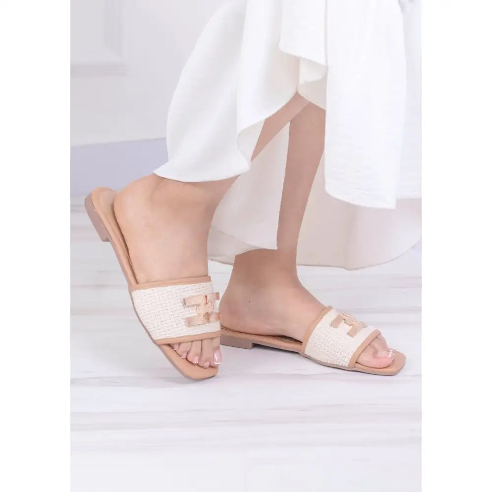 Sandalias planas tejidas beige y blancas con aplique dorado BE3012, elegancia y comodidad