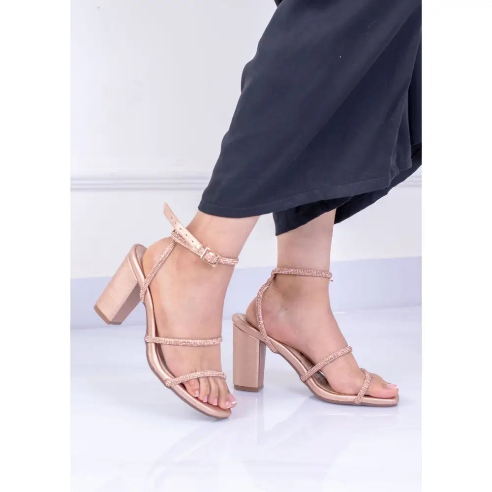 Tacón alto con tiras brillantes en color rosa dorado, elegante y cómodo. PG744
