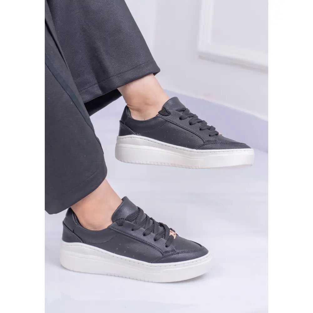 Tenis con Plataforma Urbana y Detalle Metálico | JF1901