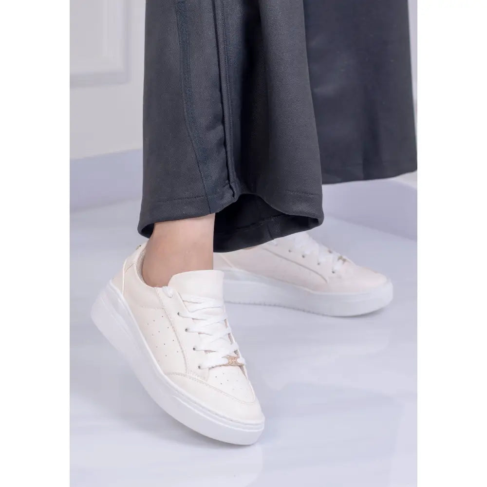 Tenis con Plataforma Urbana y Detalle Metálico | JF1901