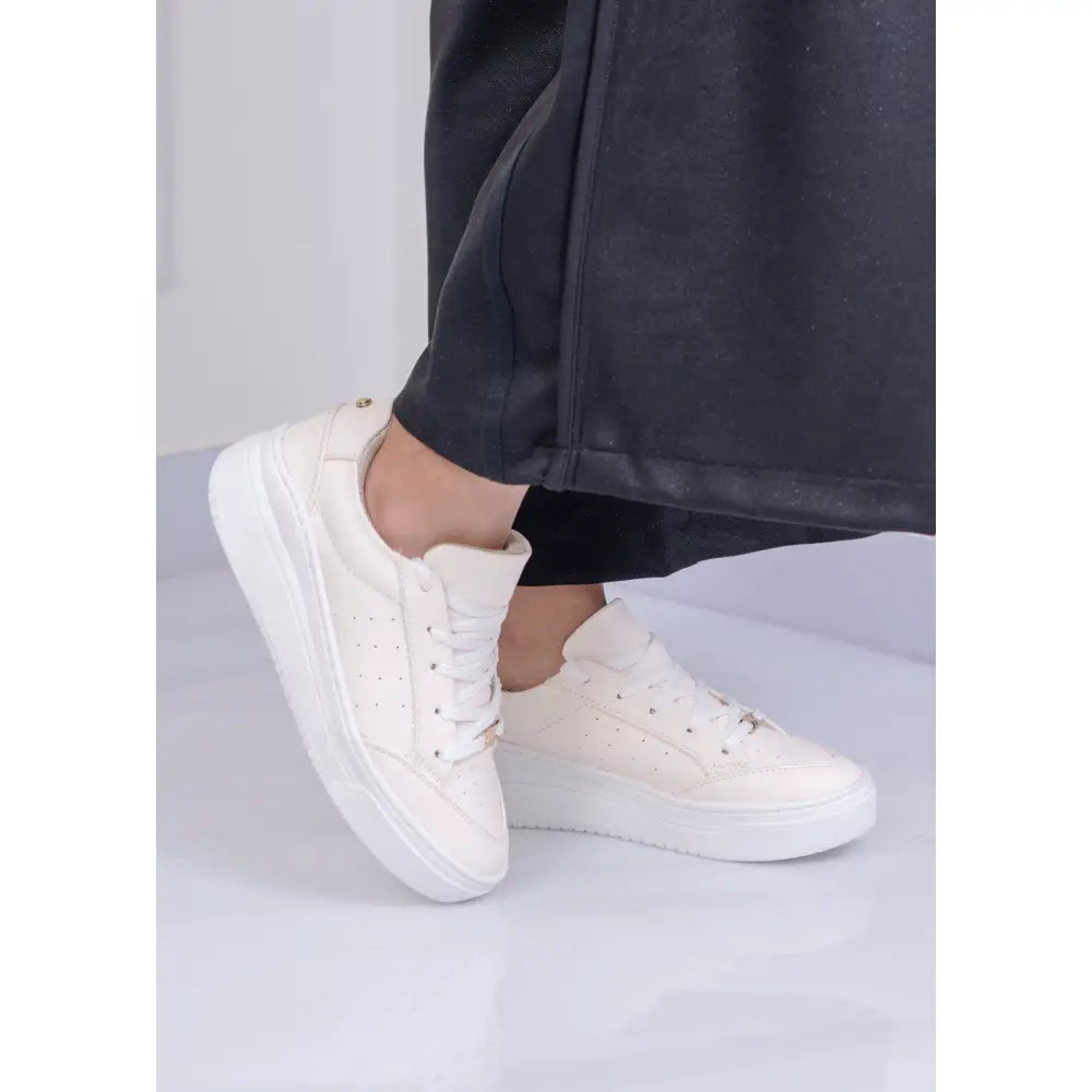 Tenis con Plataforma Urbana y Detalle Metálico | JF1901 - Beige / 35