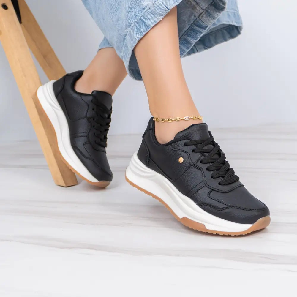 Tenis Deportivo de Moda para Mujer GS080 en cuero negro con suela blanca