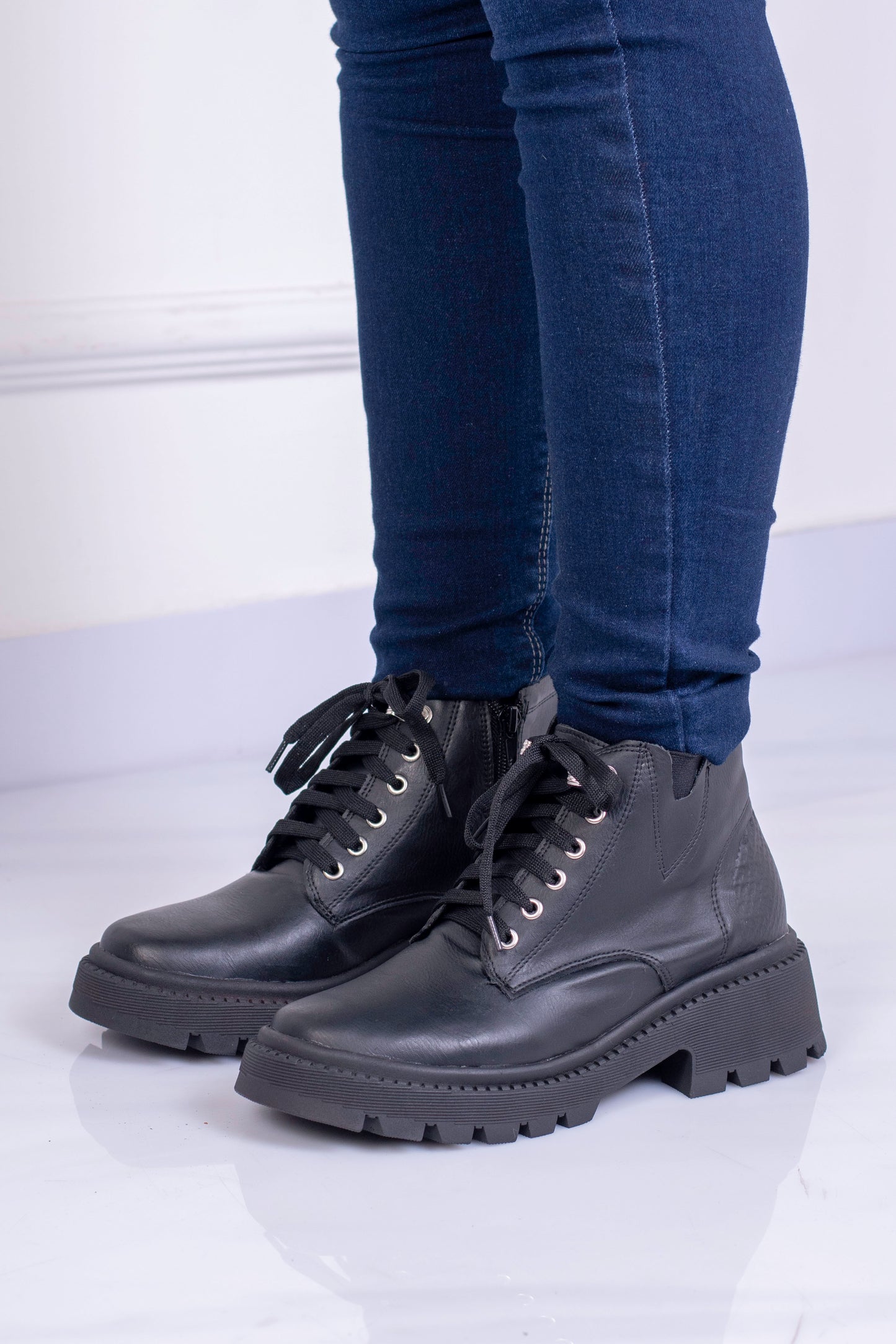 Botas clásicas Negra rústica con  con cordón| SM861