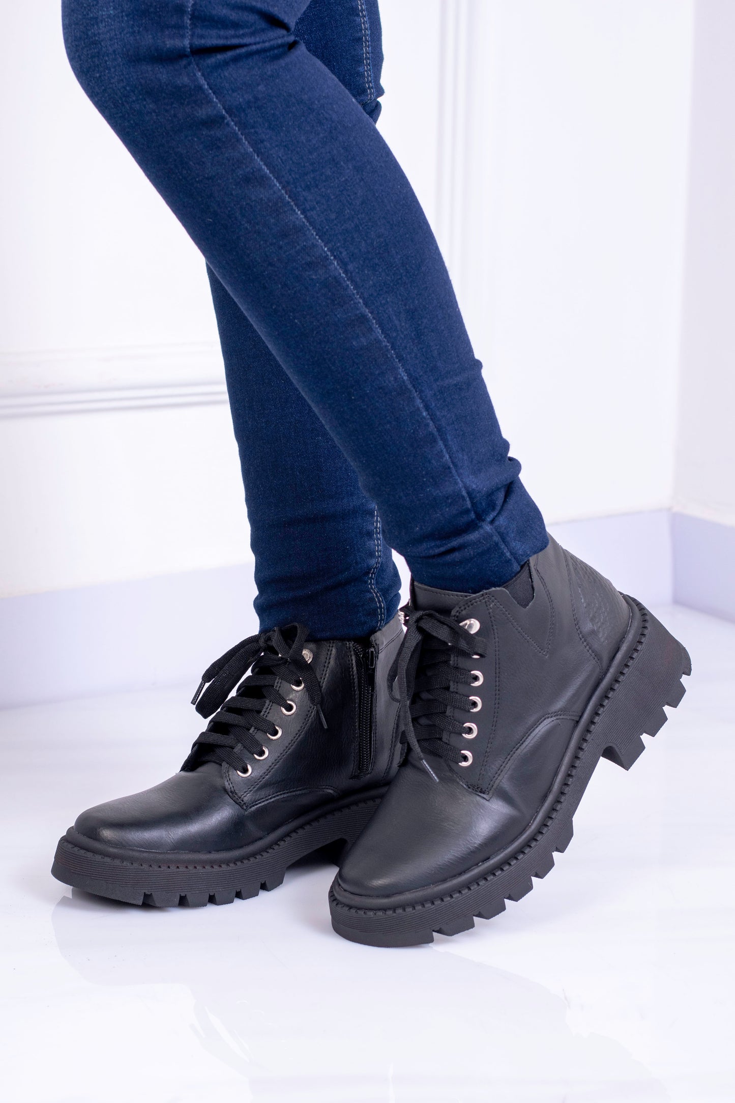 Botas clásicas Negra rústica con  con cordón| SM861