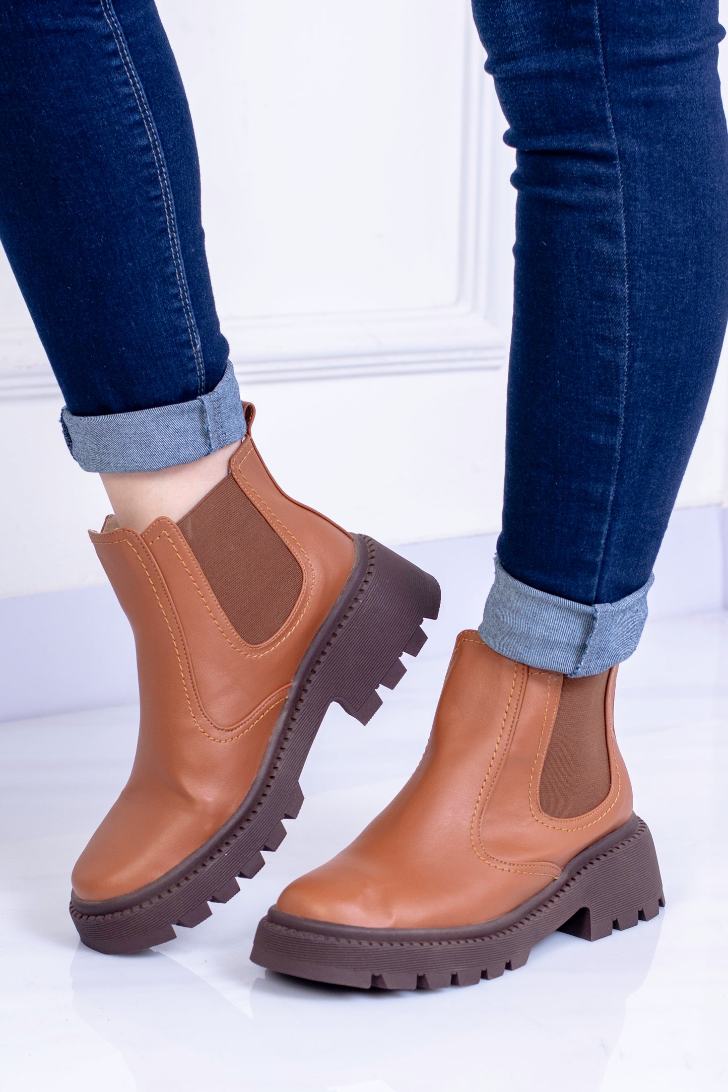 Botas rústicas Giselle con suela tipo chunky sin cordón | SM686