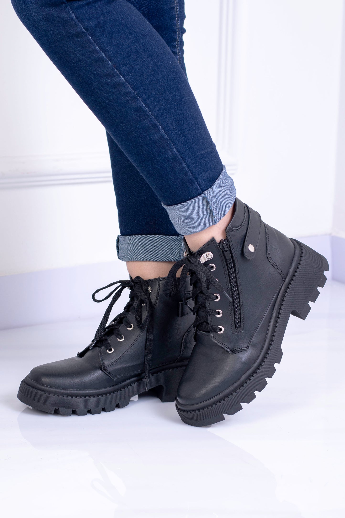 Botas rústicas Jisella con suela tipo chunky con cordón | SM693