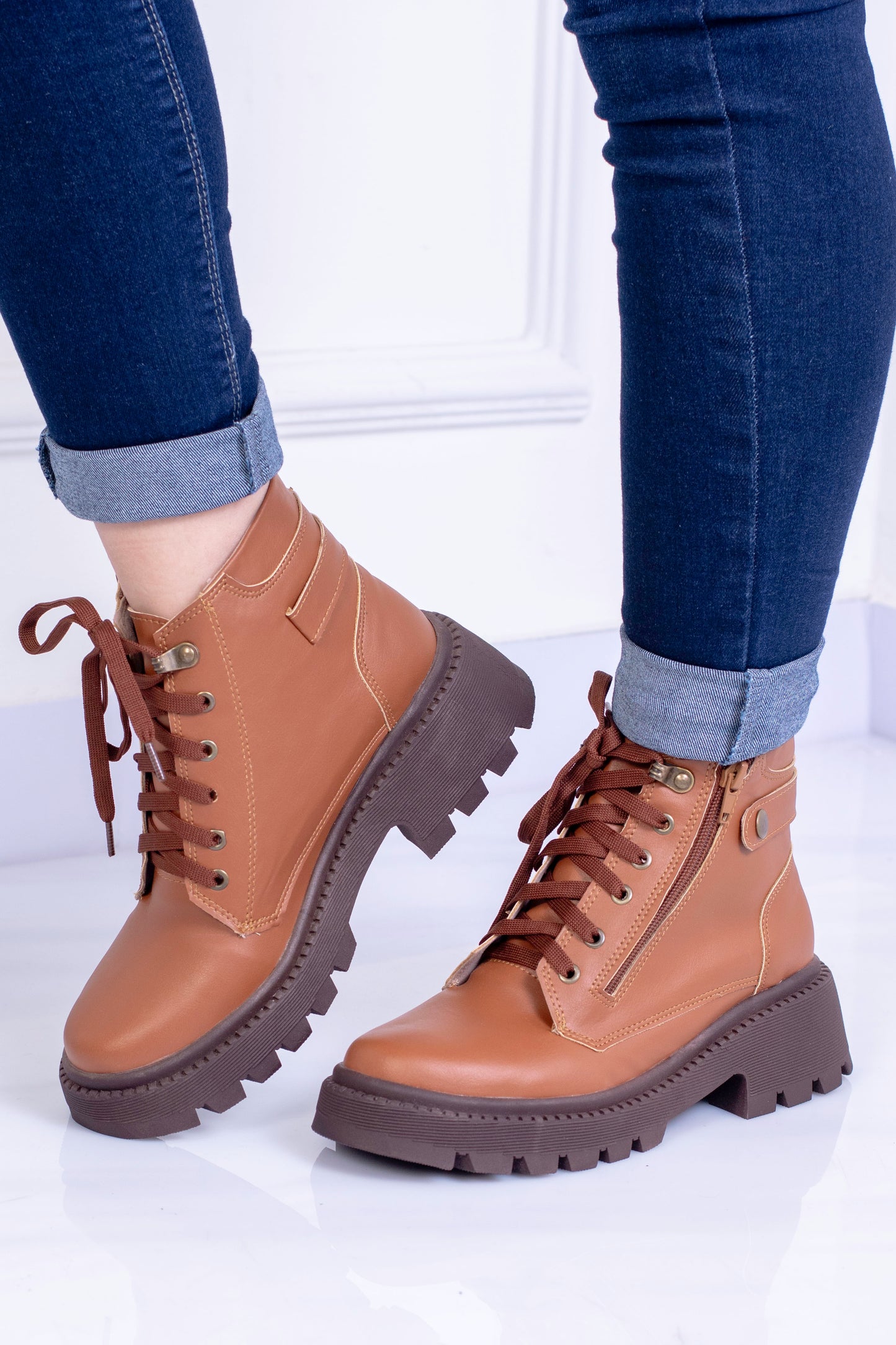 Botas rústicas Jisella con suela tipo chunky con cordón | SM693