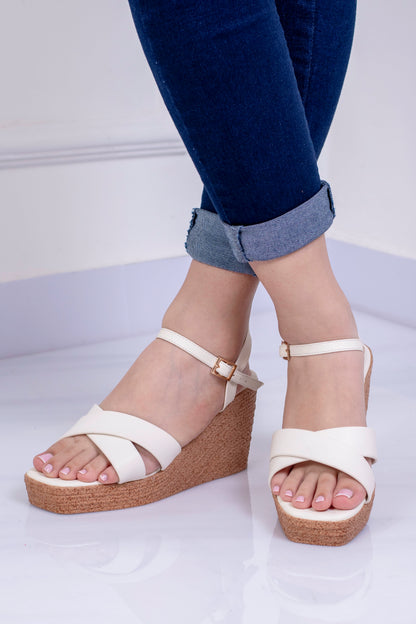 Plataformas con capellada  cruzada y correa en talón – Cómodas y casuales– LP502