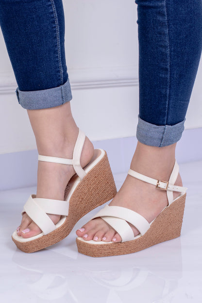 Plataformas con capellada  cruzada y correa en talón – Cómodas y casuales– LP502