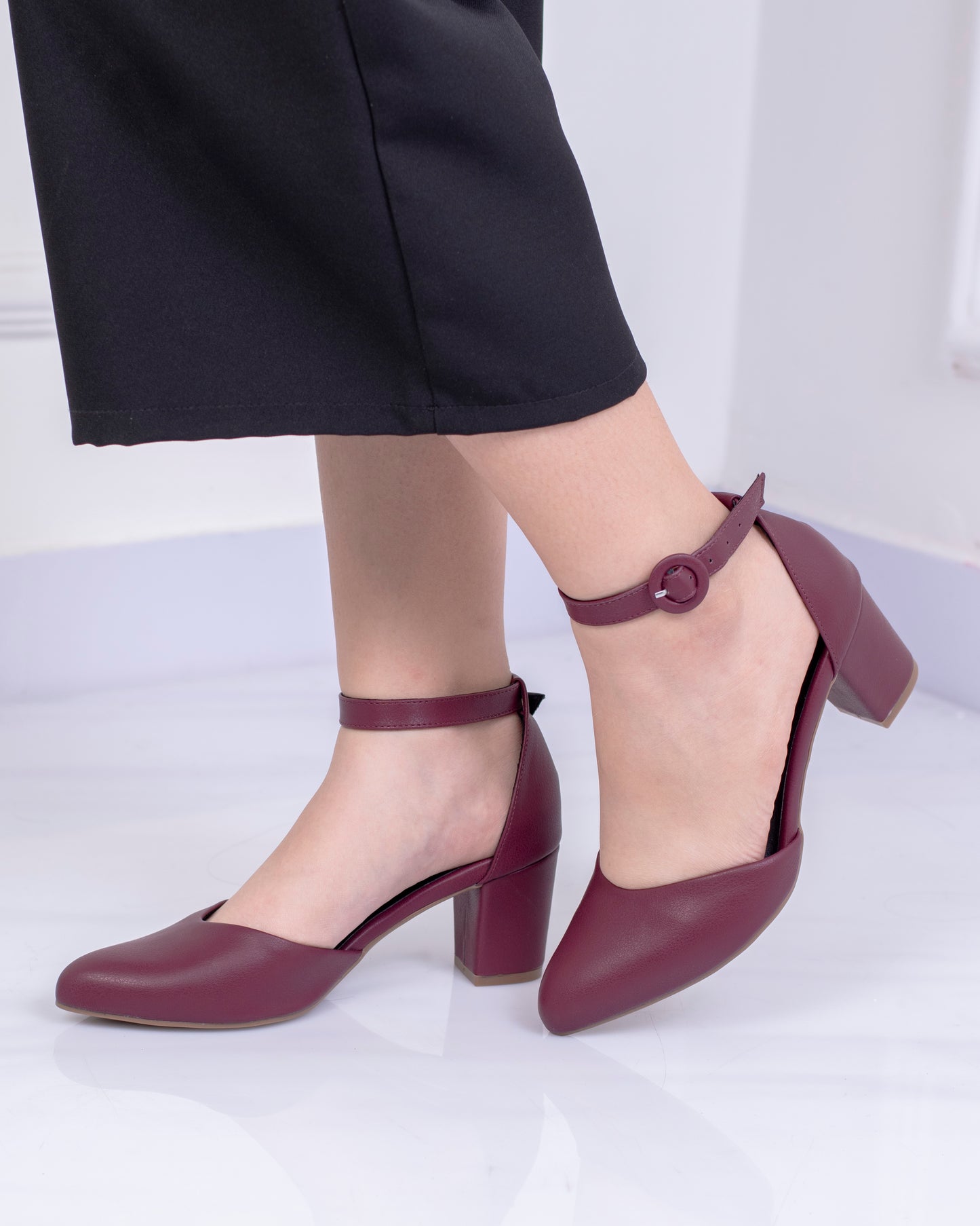 Sandalia de Tacón Bloque CM289 – Diseño Atemporal con Punta Cerrada