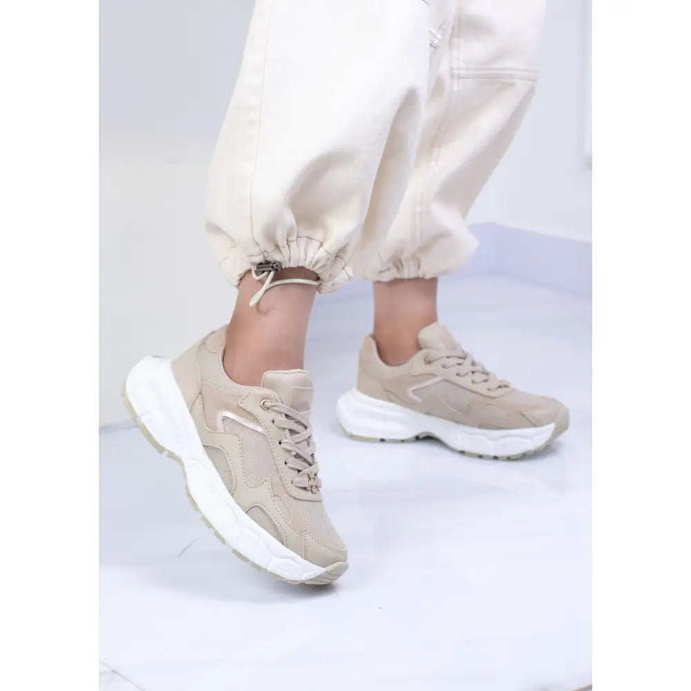 Zapatillas beige con suelas blancas del modelo Chunky Sneakers - Tenis Moda Urbana
