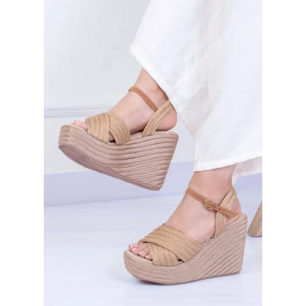 Plataforma con Tiras Cruzadas en Yute – Elegancia Natural y Altura Sofisticada TC661