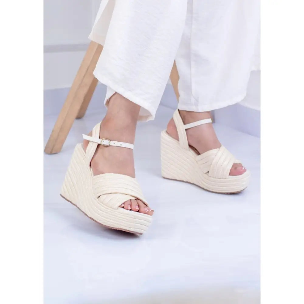 Plataforma con Tiras Cruzadas en Yute – Elegancia Natural y Altura Sofisticada TC661