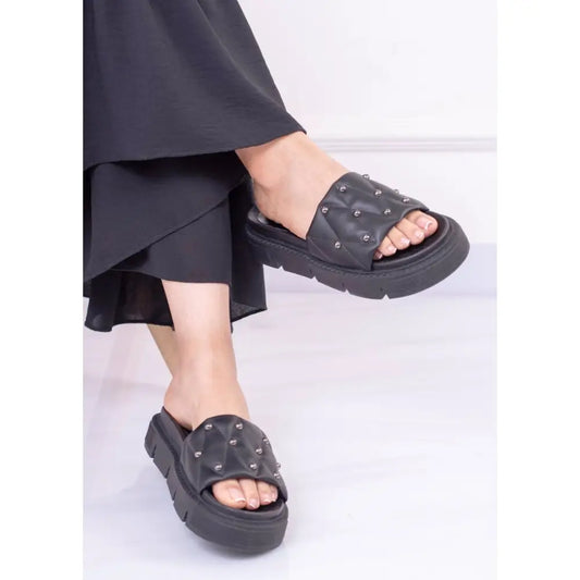 Sandalias negras con tachuelas y plataforma, modelo Sandalia Chunky con Perlas CK7000