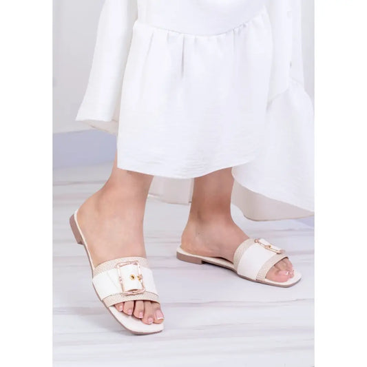 Sandalias blancas y beige con hebilla y detalle tejido, modelo CK6001