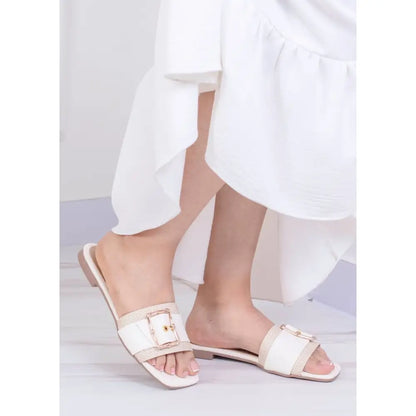 Sandalias blancas y beige con hebilla y detalle tejido, modelo CK6001