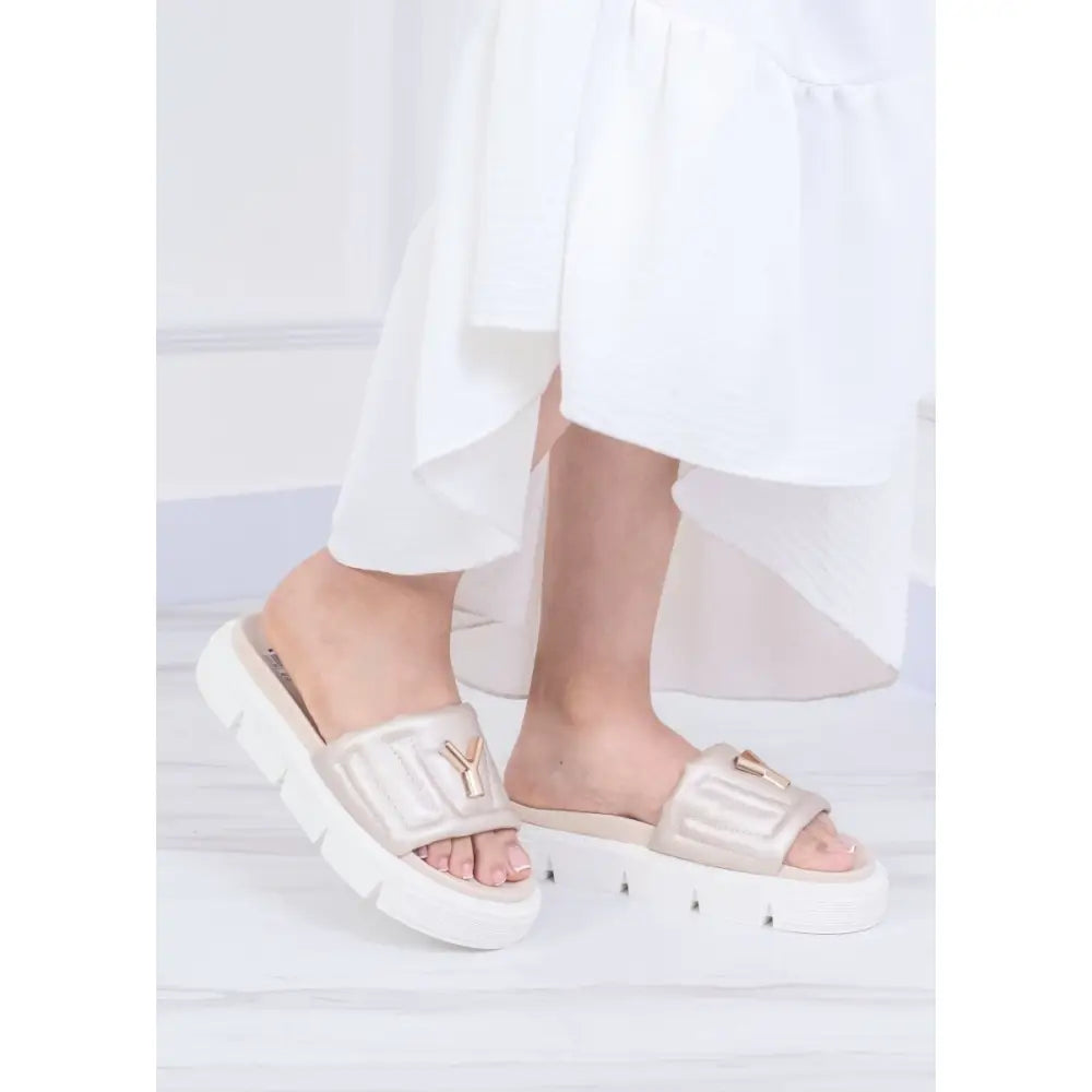 Sandalia de Plataforma con Aplique Dorado Moderna y Sofisticada - CK7018