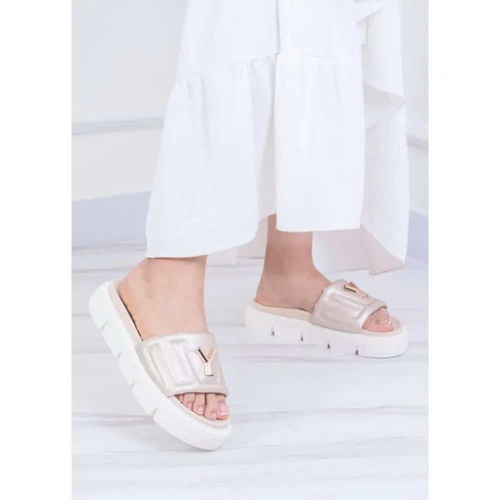 Sandalia de Plataforma con Aplique Dorado Moderna y Sofisticada - CK7018 - Champagne / 35