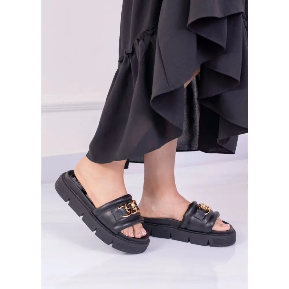 Sandalia de Plataforma con Detalle Dorado Elegante y Moderna - CK7016