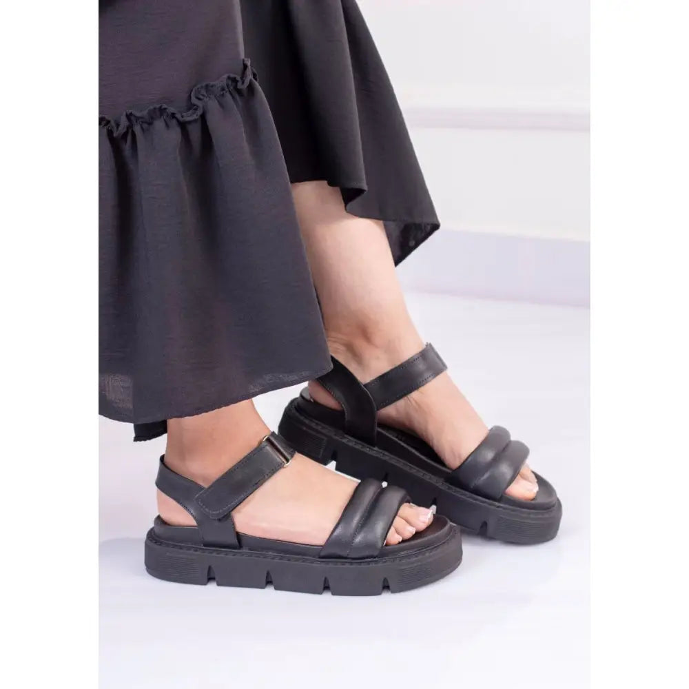 Sandalia de Plataforma con Tiras Cruzadas – Estilo y Comodidad CK7010