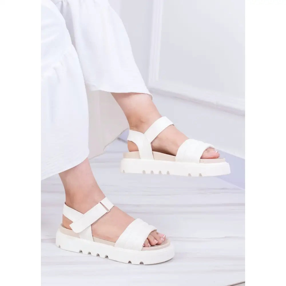 Sandalia de Plataforma con Tiras Cruzadas – Estilo y Comodidad CK7010