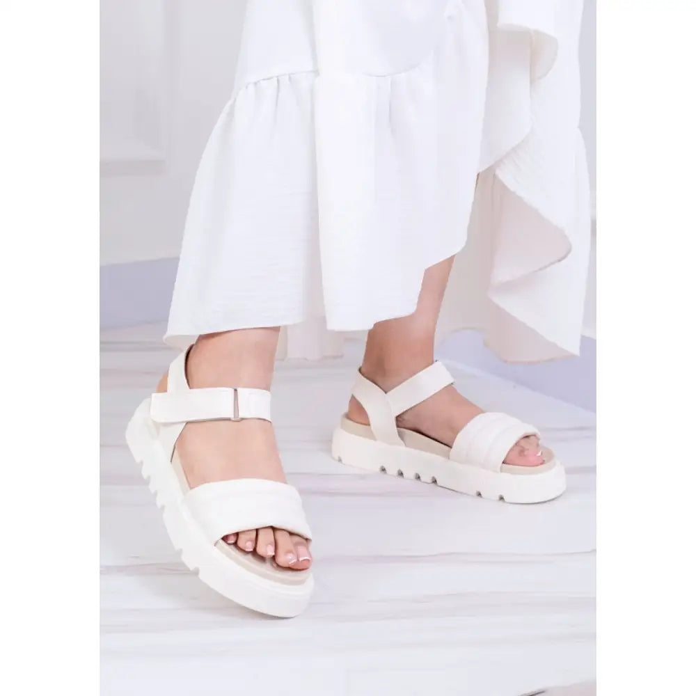 Sandalia de Plataforma con Tiras Cruzadas – Estilo y Comodidad CK7010