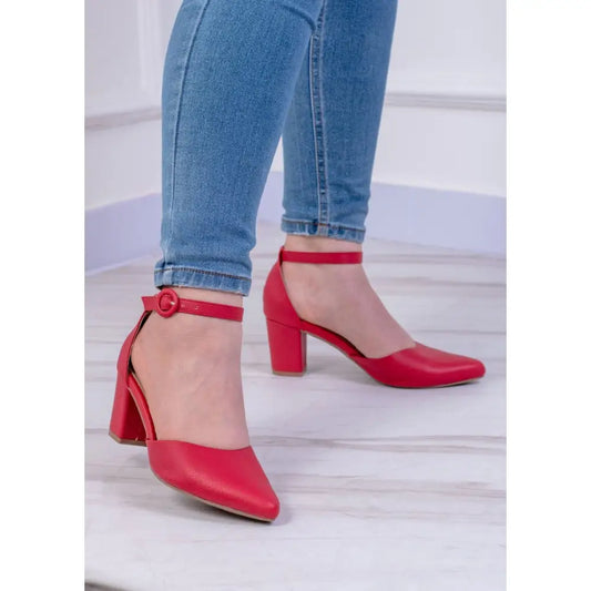 Sandalia de Tacón Bloque CM289 en rojo, con diseño atemporal y punta cerrada
