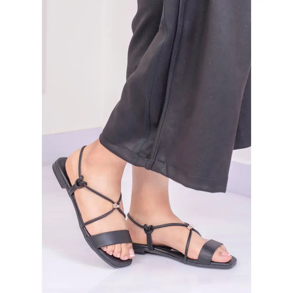 Sandalia plana con diseño cruzado minimalista | LP48