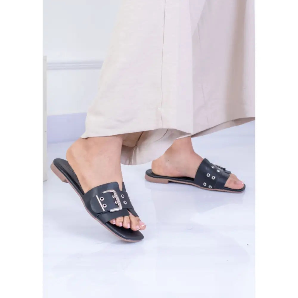 Sandalias de cuero negro con hebilla y apliques metálicos estilo BE3019
