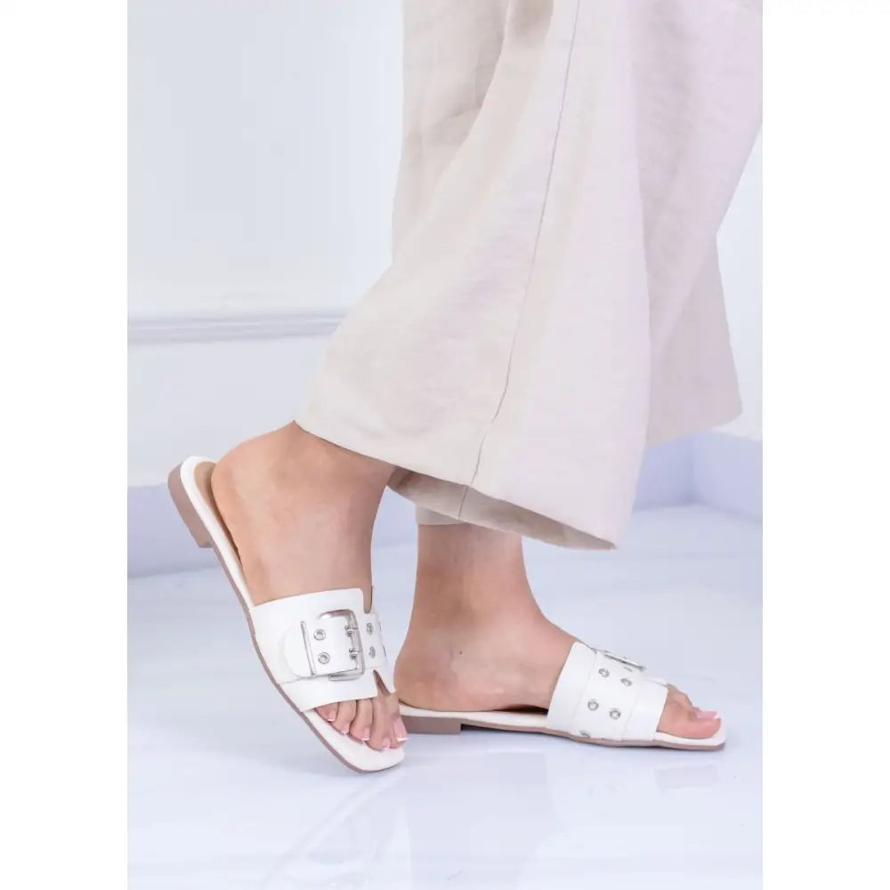 Sandalias de cuero blanco con hebilla y apliques metálicos estilo BE3019