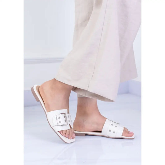 Sandalias de cuero blanco con hebilla y apliques metálicos estilo BE3019