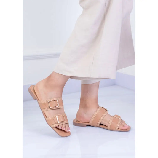 Sandalias planas con doble hebilla en tono marrón, modelo BE3016. Comodidad y estilo